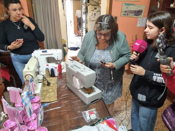 Una máquina de coser y emoción en el merendero de Raquel