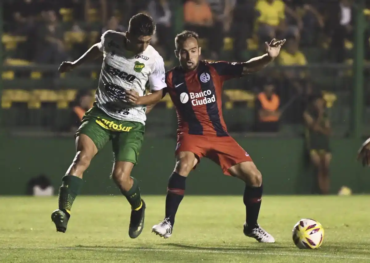 Defensa y Justicia golpeó sobre el final y es puntero