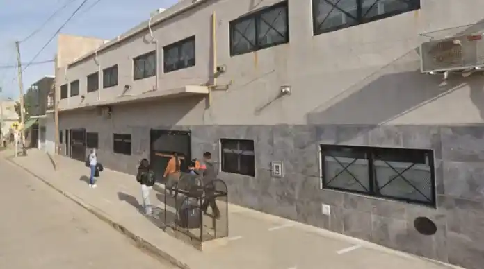 Una adolescente de 14 años apuñaló con una navaja a una compañera de colegio