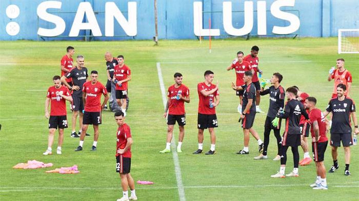 El plantel de River partió a  Estados Unidos para jugar tres amistosos