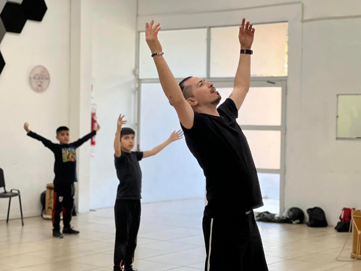 El artista compartió sus conocimientos con niños y jóvenes de la ciudad.