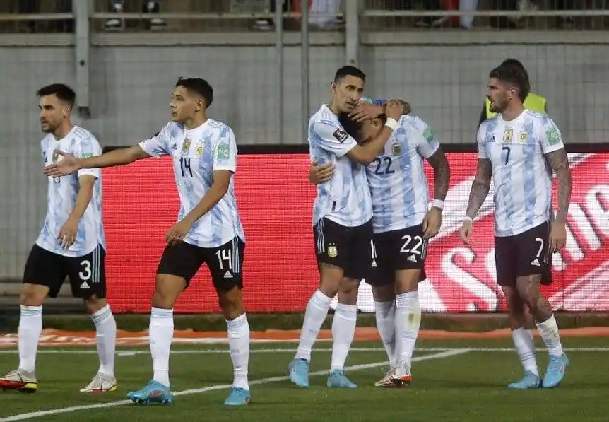 La Selección Argentina aterrizó en Córdoba para jugar con Colombia