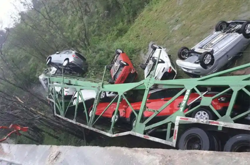 Un camión que transportaba vehículos chocó y cayó por un puente