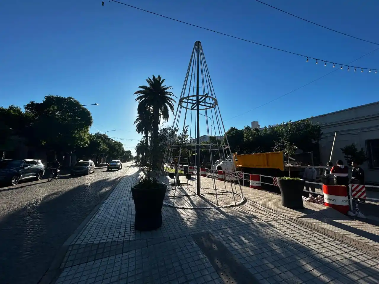 Sol pleno y calor en aumento en la previa al encendido del arbolito de Navidad
