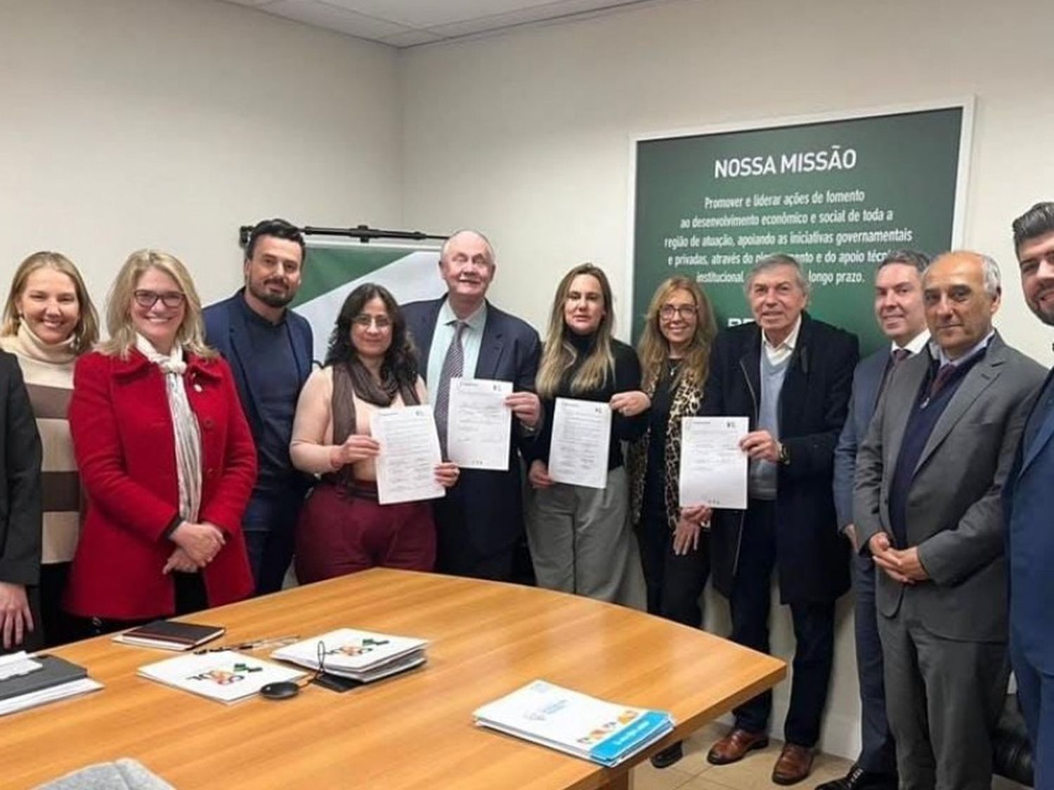En la primera reunión presencial de ambas regiones, se acordó avanzar hacia un futuro Memorando de Entendimiento entre gobernadores que institucionalice la cooperación bilateral.