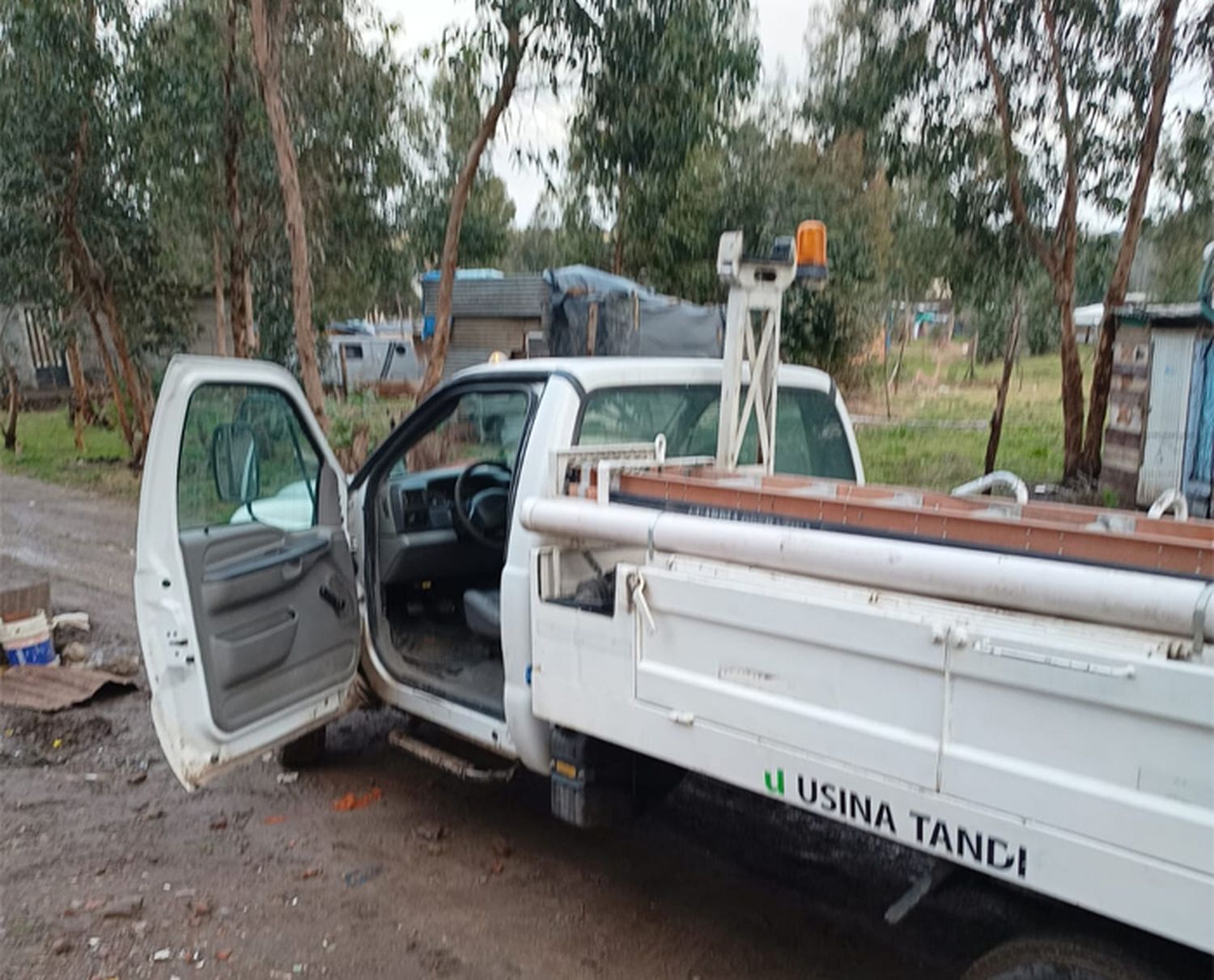 La Usina procedió al corte de conexiones clandestinas en la toma del barrio de La Movediza