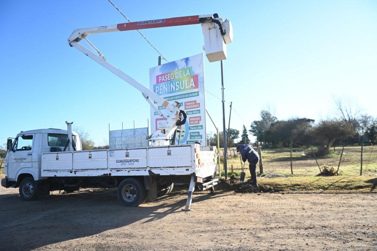 Comenzaron obras en el sistema de alumbrado público del Camino de la Península