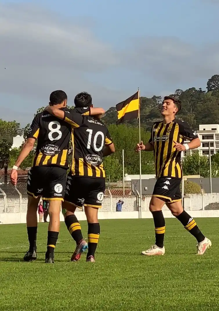 FOTO PRENSA SANTAMARINA Valenzuela, Marín y Vallejo; parte del festejo de Santamarina.