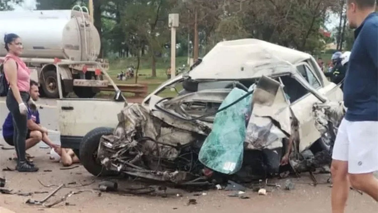 Dos muertos en un trágico choque frontal entre un auto y un camión