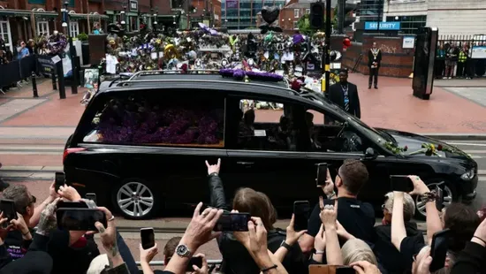 Birmingham se despide de Ozzy Osbourne con una emotiva procesión