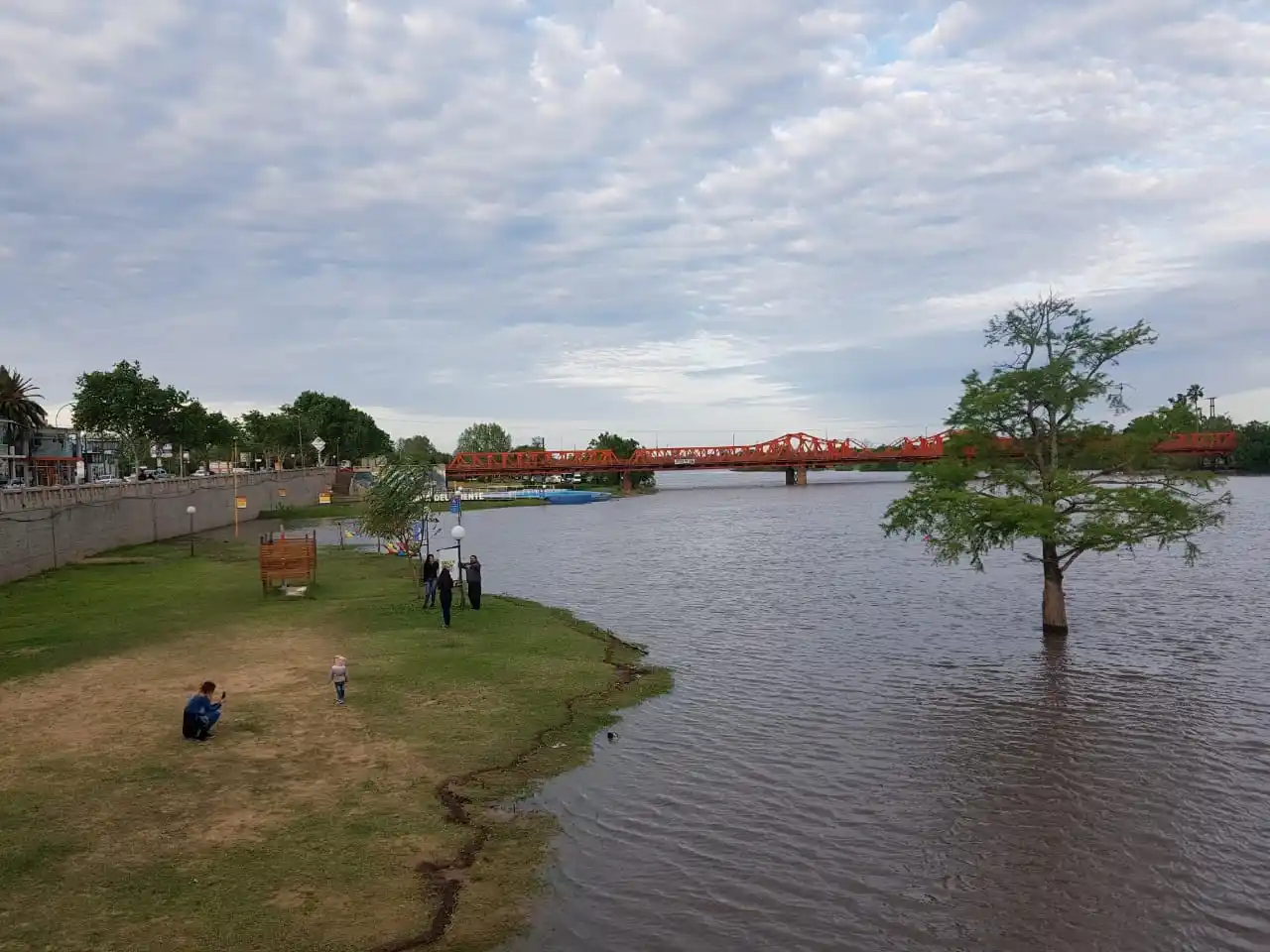 El río tuvo una leve bajante pero el pronóstico sigue sin ser alentador