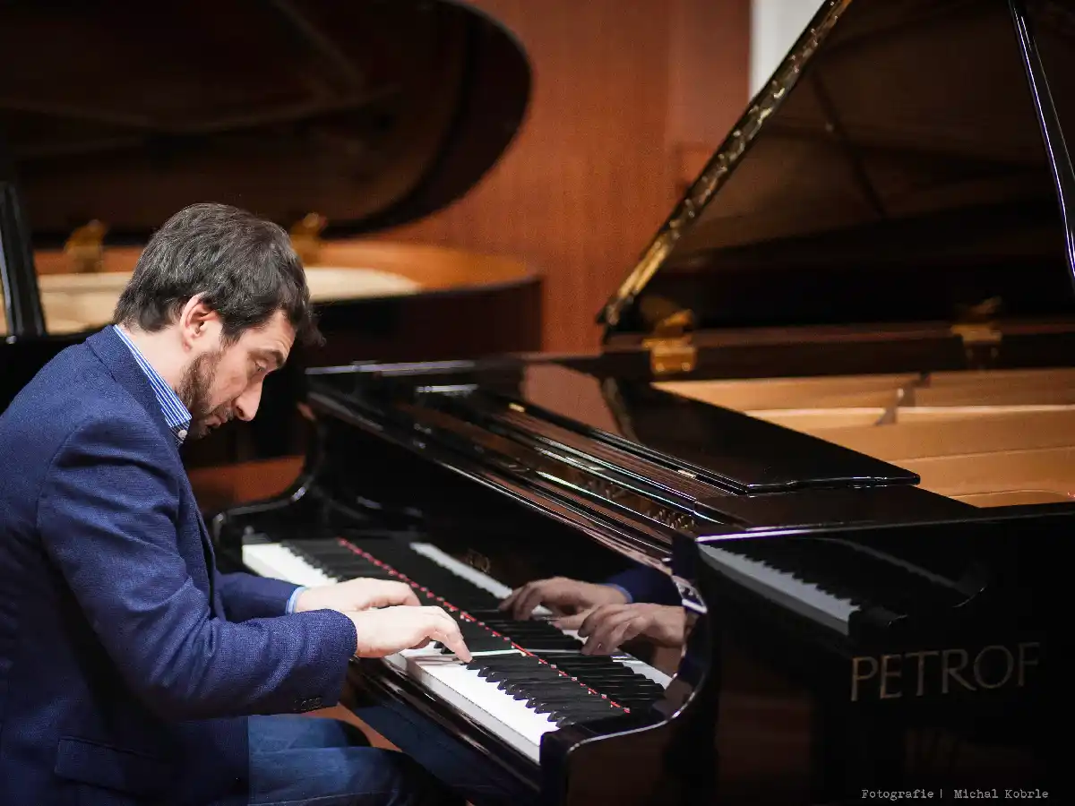 Uno de los mejores pianistas  del país en el Conservatorio