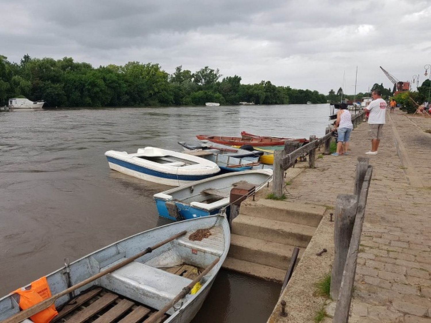 Crece el río y ya hay tres familias evacuadas del Camino de la Costa