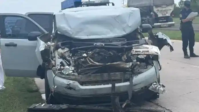 Brutal choque en la Ruta 14: un vehículo quedó destrozado y un camión volcado