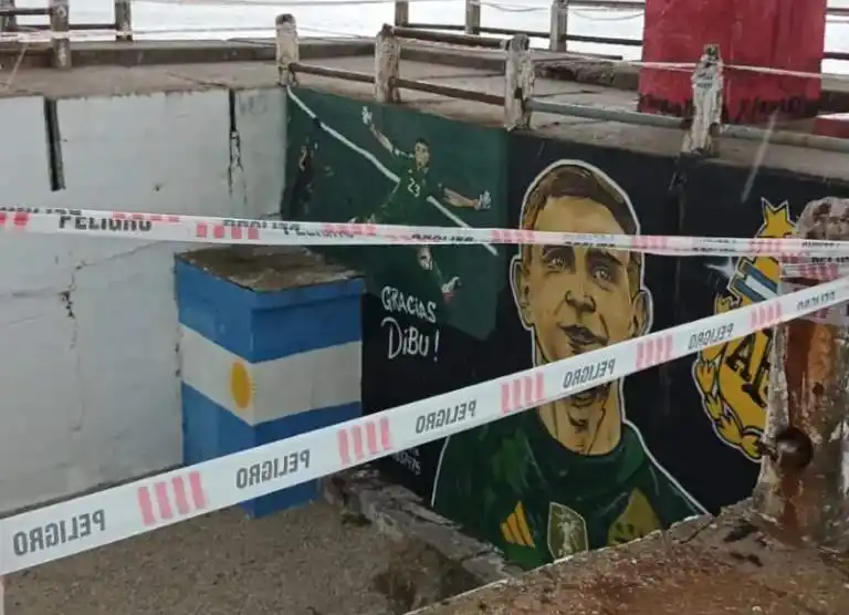 La escollera se encuentra bajo la órbita provincial y en este momento se están realizando mejoras, por lo que está señalizada con carteles de advertencia.