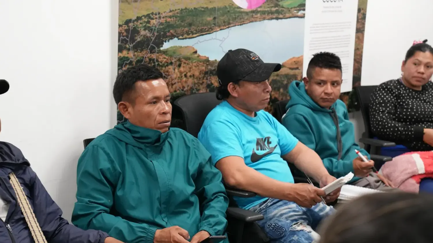 Líderes de la comunidad Emberá durante una mesa de trabajo en Bogotá para coordinar su retorno a los territorios ancestrales en Chocó y Risaralda.