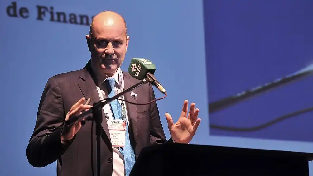 Sturzenegger anticipó que el Gobierno enviará otra ley que elimina 160 regulaciones