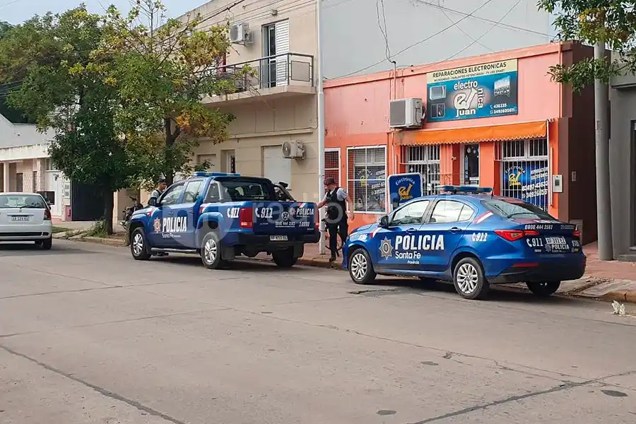 Un "viejo conocido" de la policía iba con un sospechoso bulto y lo terminó abandonando