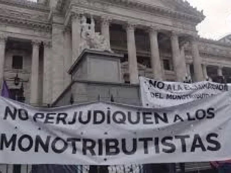 Alertan por recortes en los servicios de salud para monotributistas