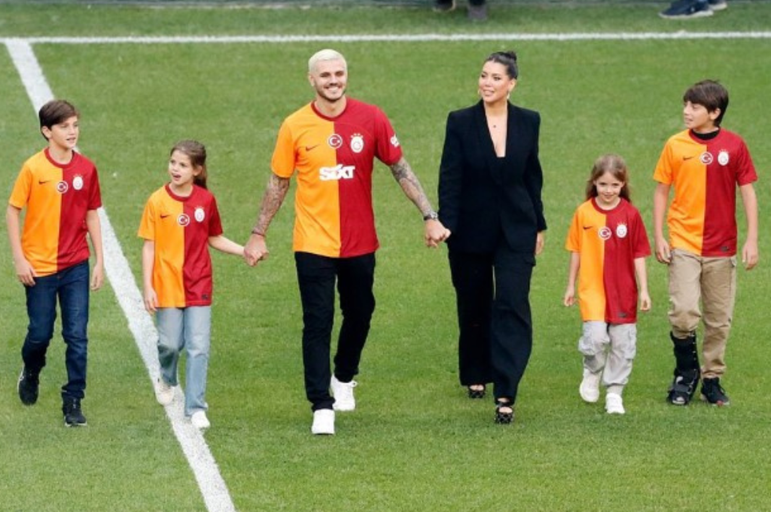 Galatasaray recibe con aplausos a Mauro Icardi y Wanda Nara