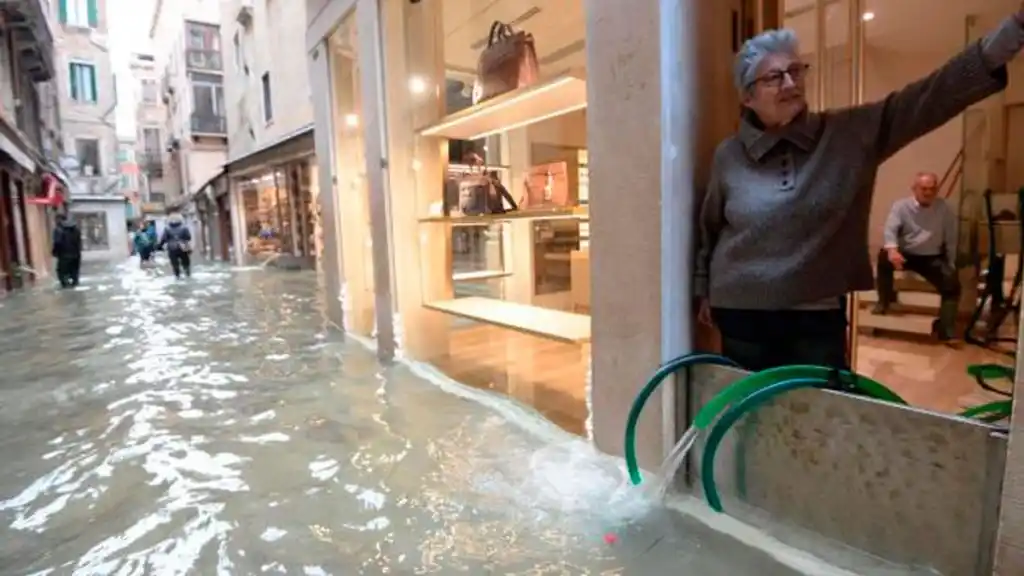 Las inundaciones dan respiro en Venecia, pero amenazan Florencia y Pisa