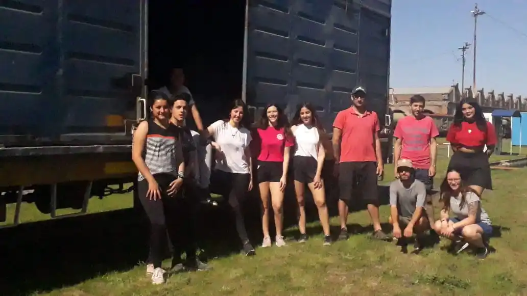 Voluntarios cargaron un nuevo vagón de tren con botellas de amor para ser convertido en madera plástica