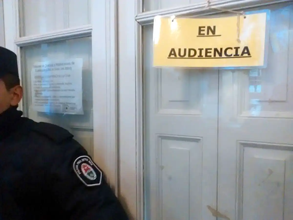 La mujer quemada declaró en el inicio del juicio y su ex dijo que ella se prendió fuego