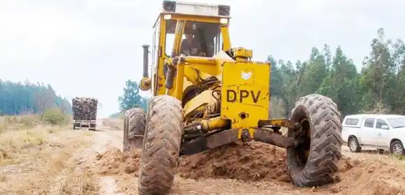 Ejecutan obras de conservación en caminos secundarios del departamento Concordia