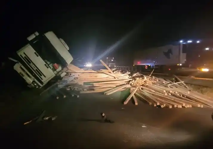 Volcó un camión en Ruta 12 y continúa el operativo de tránsito