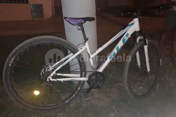 La GUR agarró a dos sospechosos con bicicletas de dudosa procedencia: uno de ellos estaba armado