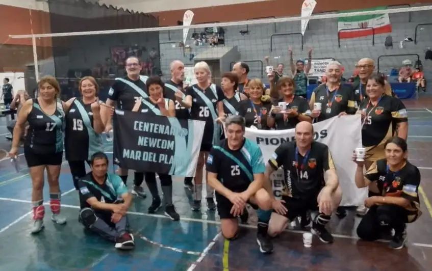 Finalistas. Pioneros (subcampeón), junto a Centenario (campeón)
