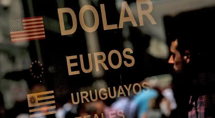 El dólar cerró por debajo de los $14 en el primer día sin cepo