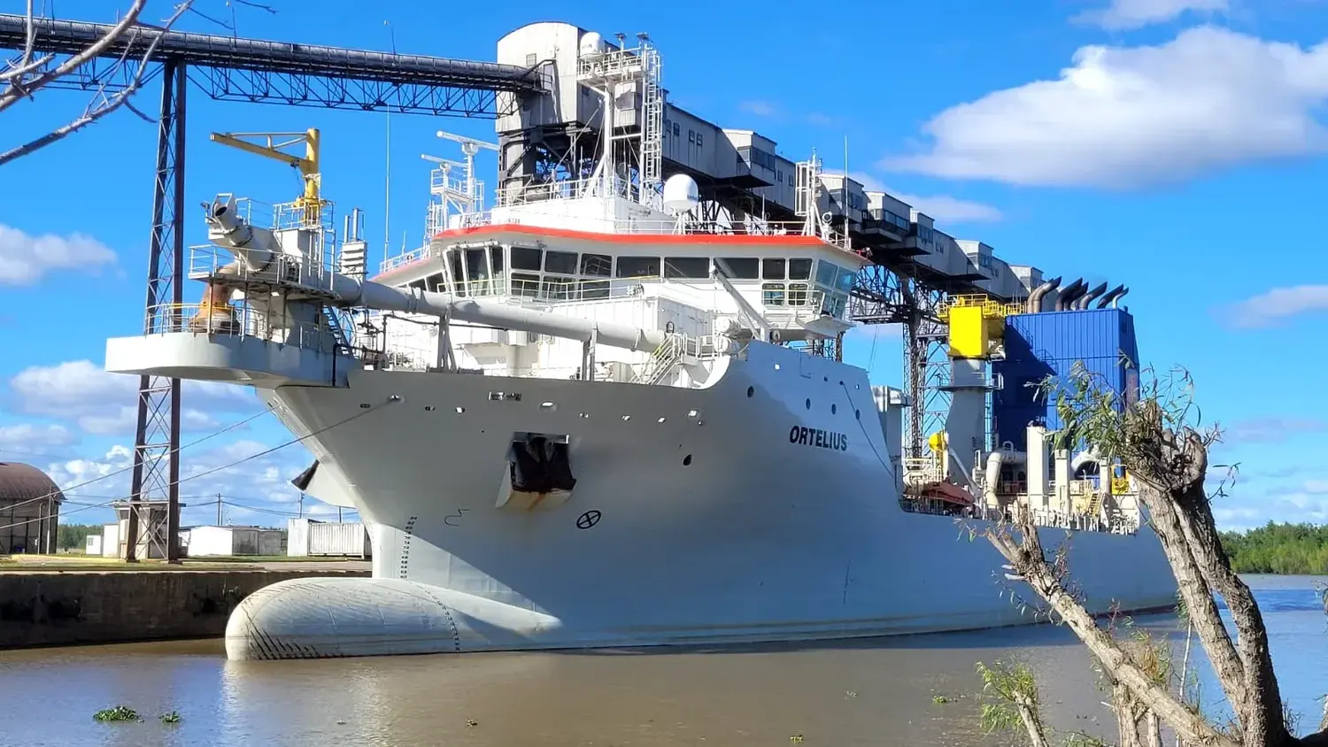 La draga perteneciente a la empresa Jan de Nul está amarrada en el muelle principal. Mide 111,5 metros de eslora.