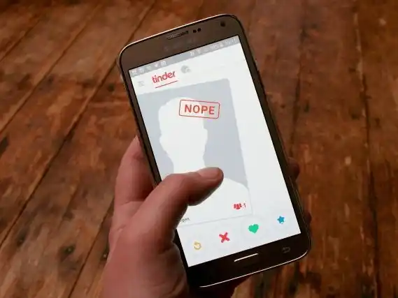 Una persona deslizando su dedo en una aplicación de citas