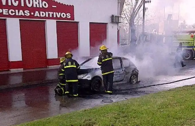 Cargó nafta, prendió un cigarro y le explotó el auto