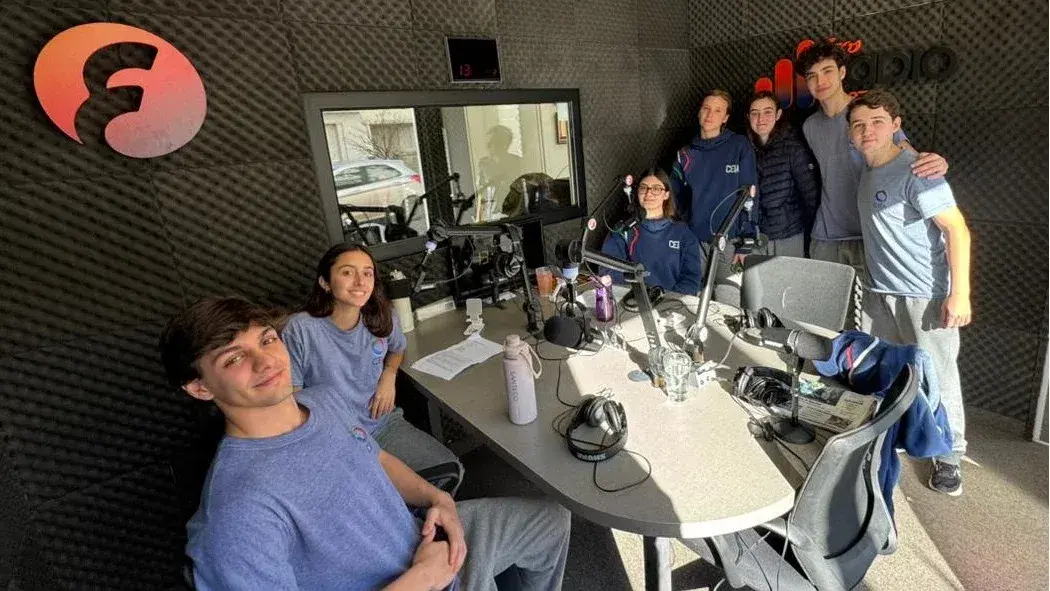 Del aula al estudio: estudiantes del CEIA vivieron la experiencia de hacer un programa de radio