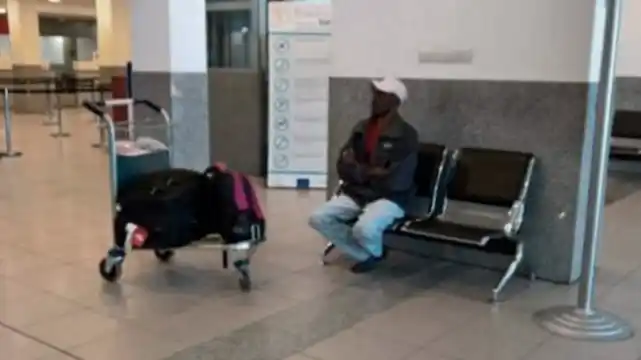Rosario: Un haitiano vive hace seis días en el aeropuerto