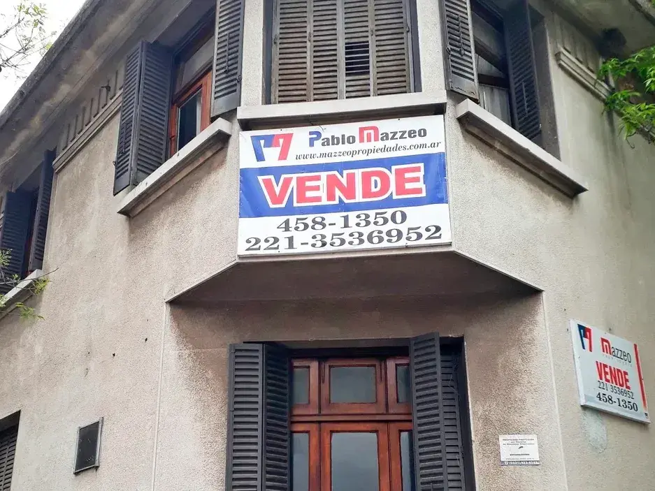 Una propiedad con cartel de venta.