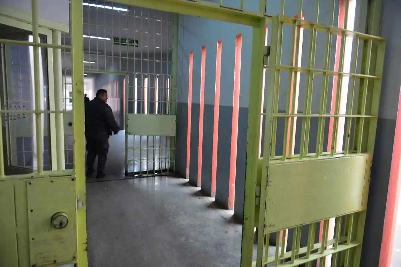 Detuvieron a dos guardias por querer ingresar celulares a la cárcel de Bouwer