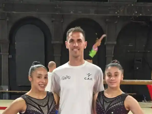 Las rafaelinas Lucía González y Emilia Acosta, integrantes del seleccionado nacional con su entrenador Víctor Ingaramo.Ig V.Ingaramo