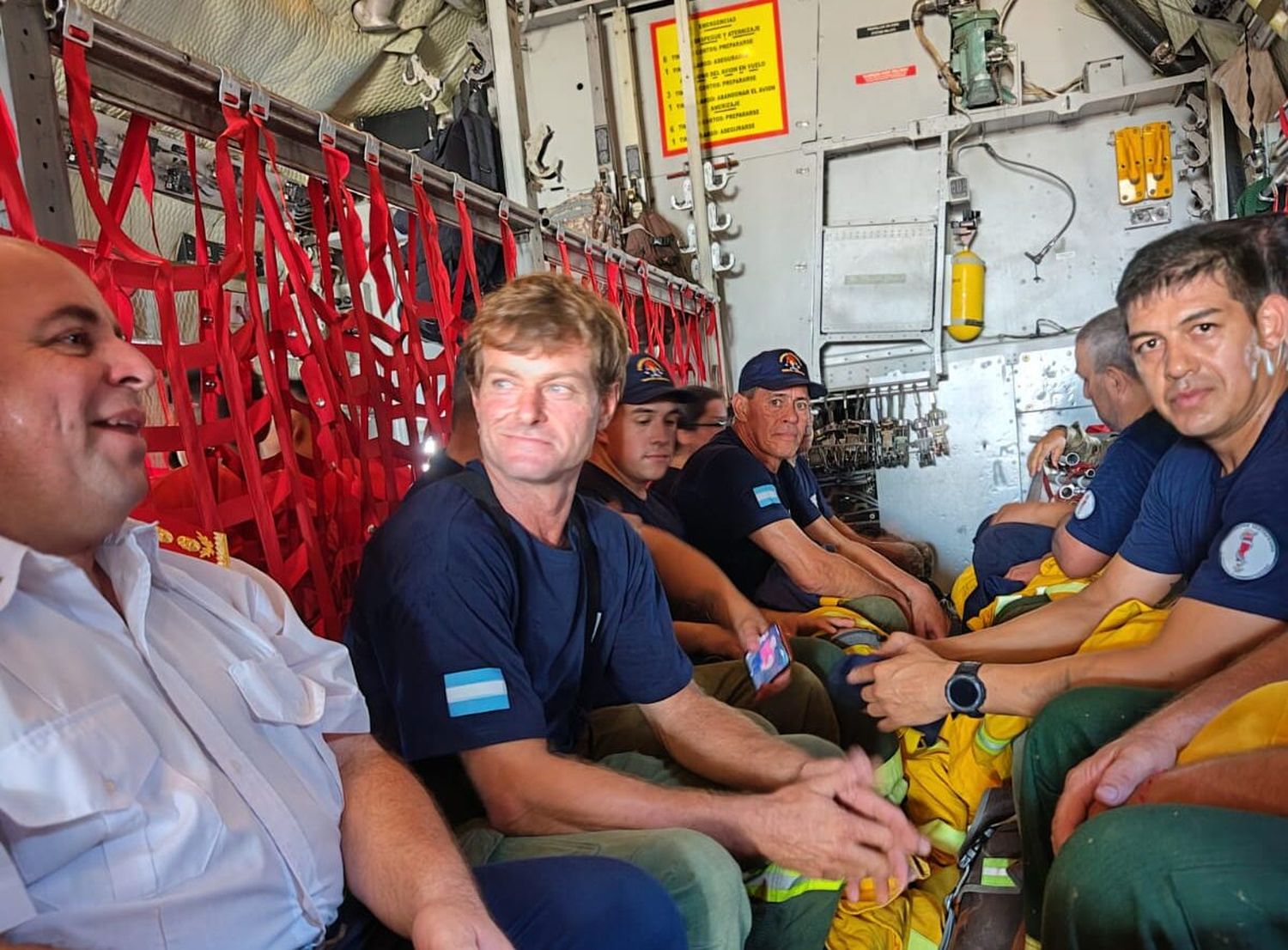 El Cte. Mayor César Romano junto a Cravero y Maciel, dentro del Hércules rumbo a Esquel. Foto: Bomberos Voluntarios de Romang.