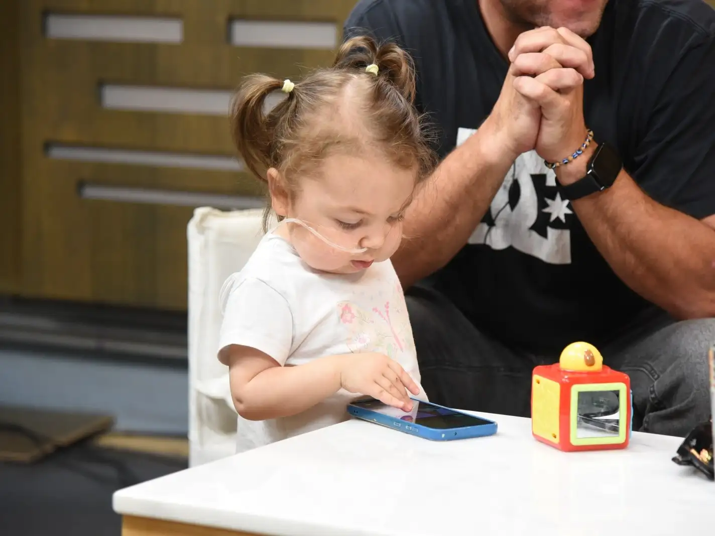 La pequeña Inés Socobehere en los estudios de El Eco de Tandil.