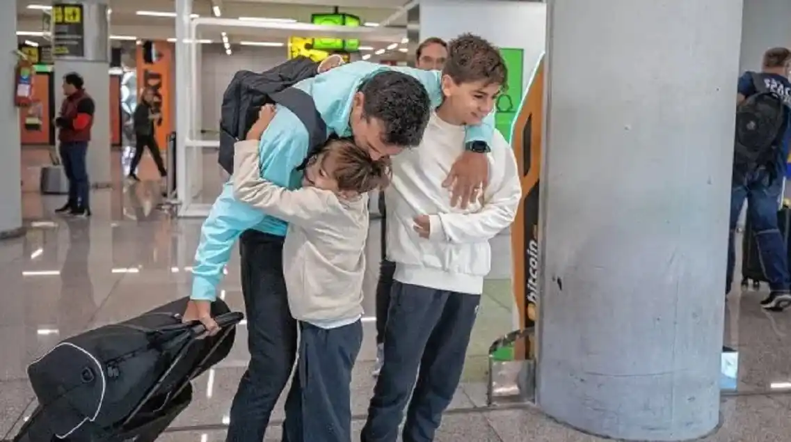 Scaloni llegó a Mallorca y lo recibieron al grito de "Dale Campeón"