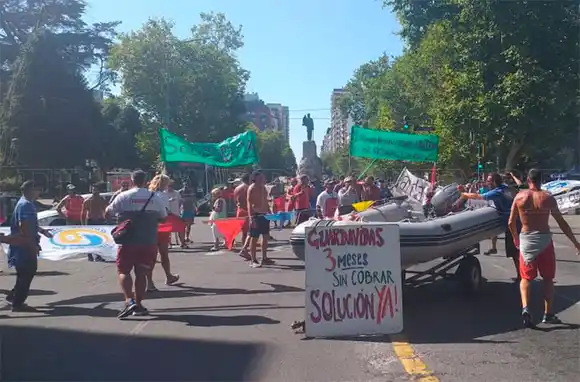 Guardavidas: "Todos se tiran la pelota y nosotros no cobramos"