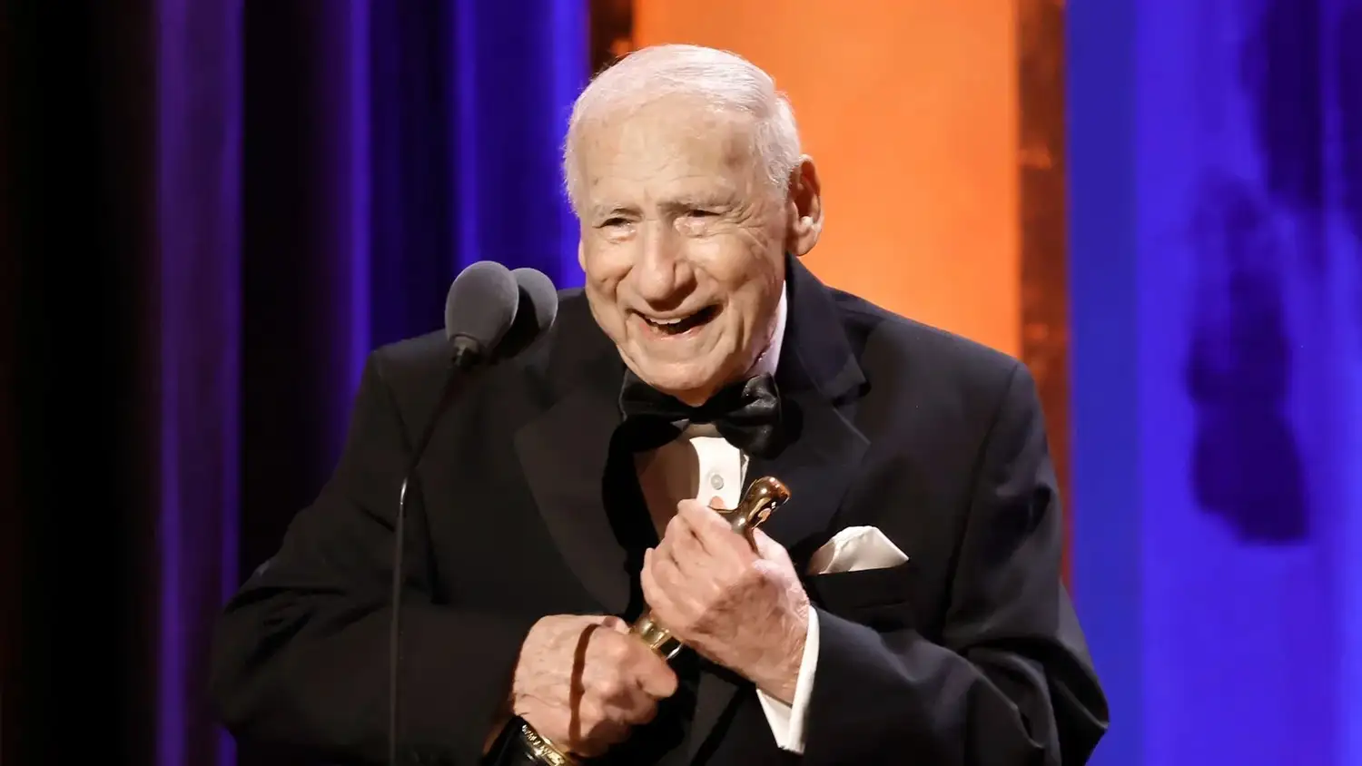 A los 100 años, Mel Brooks sigue activo en la industria del entretenimiento.