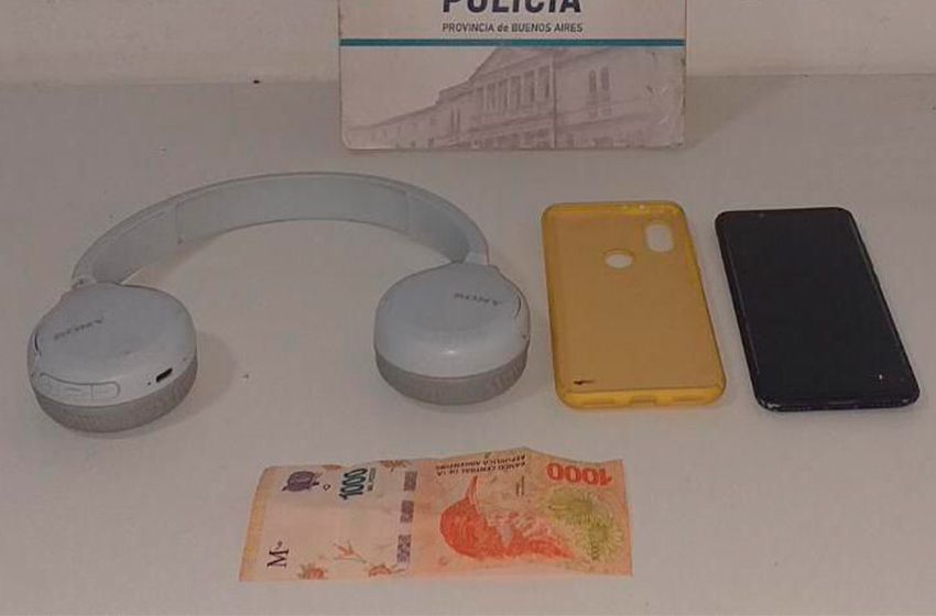 Escapaba con un celular, auricular y dinero