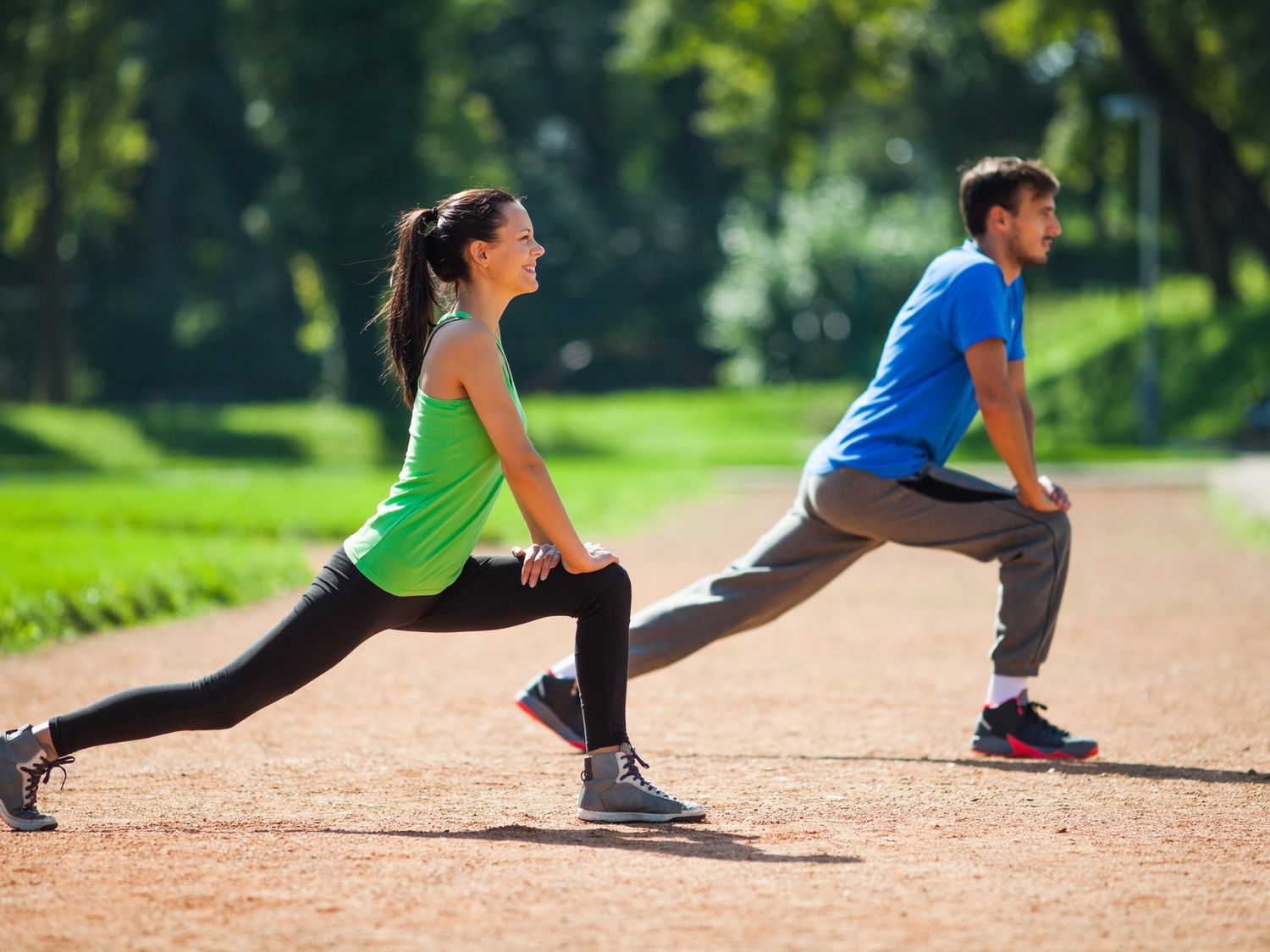 La entrada en calor sirve para preparar de forma dinámica a nuestro cuerpo para la próxima actividad a realizar. Siempre se deben hacer con ejercicios progresivos que sean generales para trabajar todo el cuerpo al mismo tiempo.