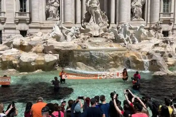 Activistas climáticos tiñeron de negro la Fontana de Trevi: "Italia está muriendo"