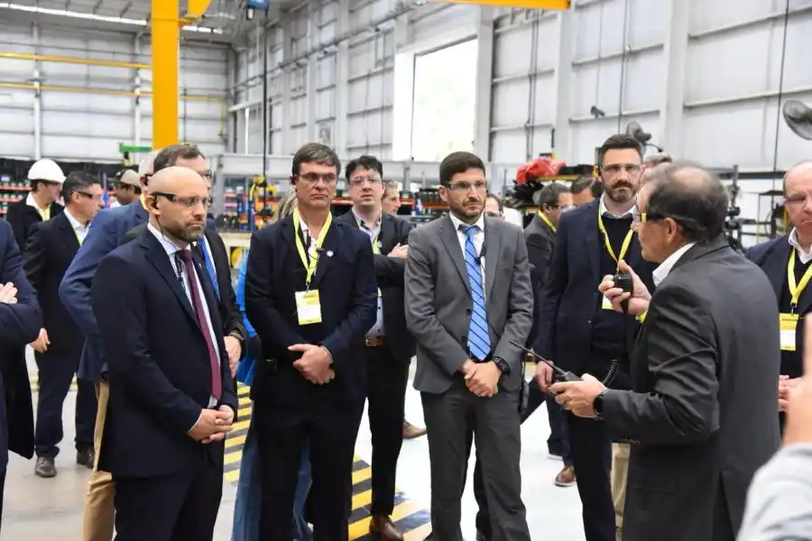 Pullaro en inauguración de inversiones de John Deere en PLA, su planta productora de pulverizadoras y sembradoras en Las Rosas.