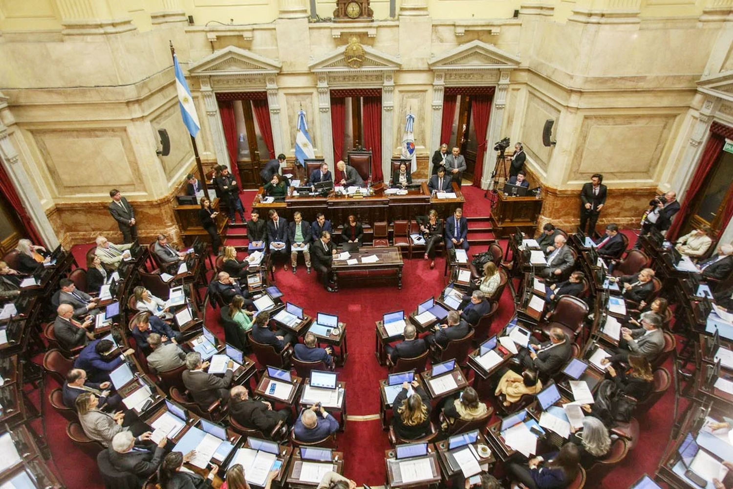 El Senado retrocede con el aumento de las dietas y congela por este año los haberes de los legisladores